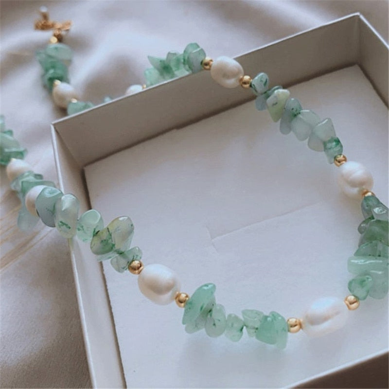 Handgefertigte Halskette mit natürlichen Perlen und grünem Kristall