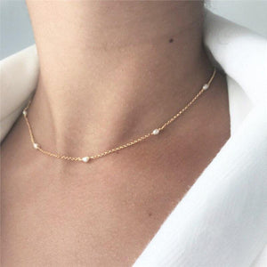 Handgefertigte Gold-Halskette mit winzigen Perlen