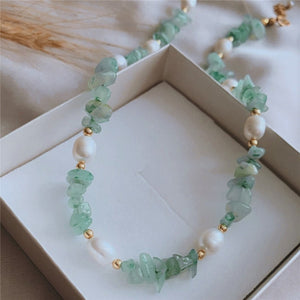 Handgefertigte Halskette mit natürlichen Perlen und grünem Kristall