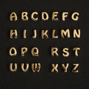 Winziger 14 Karat Gold Buchstaben-Anhänger