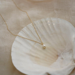 Collier avec pendentif en forme de petite perle
