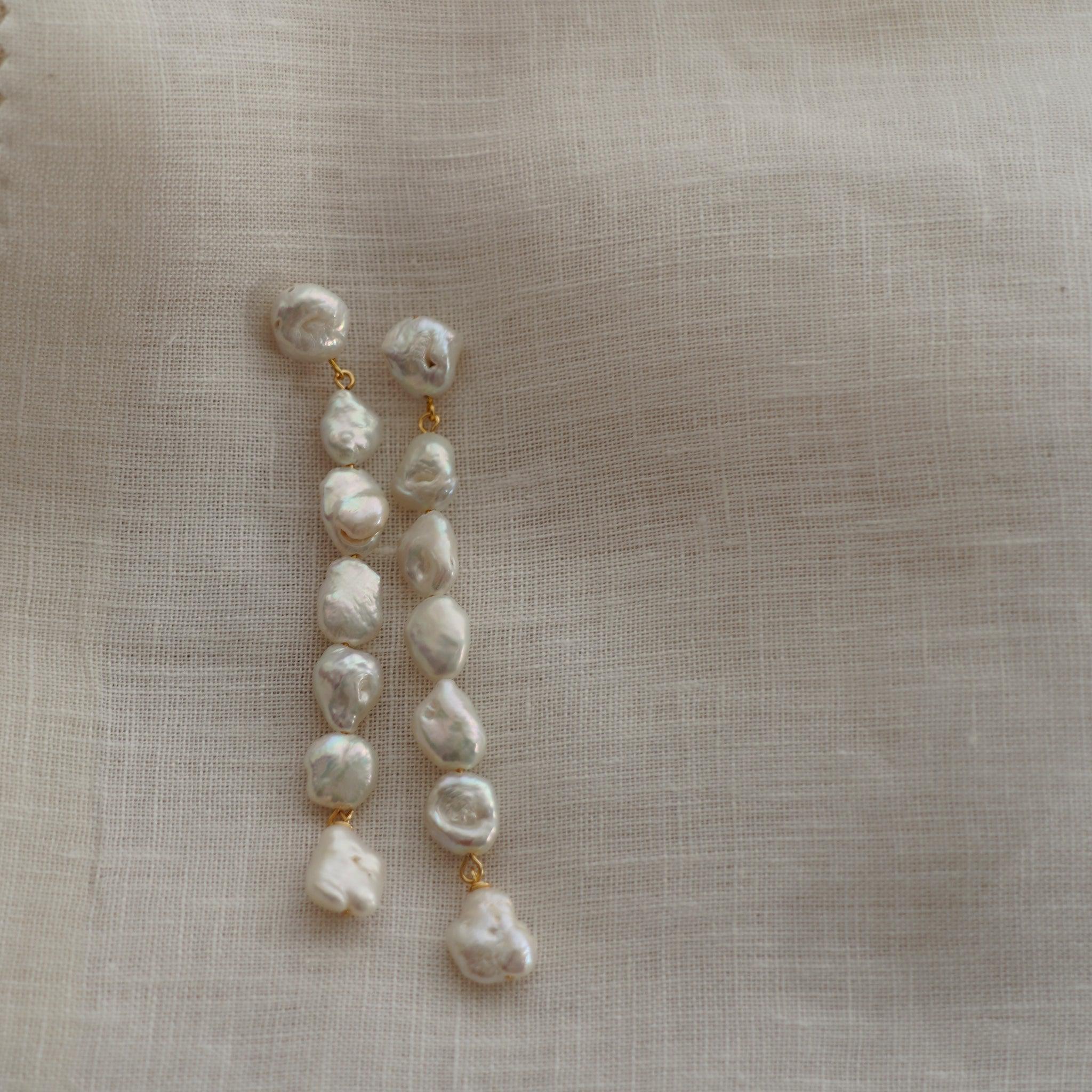 Handgefertigte lange Perlenohrringe