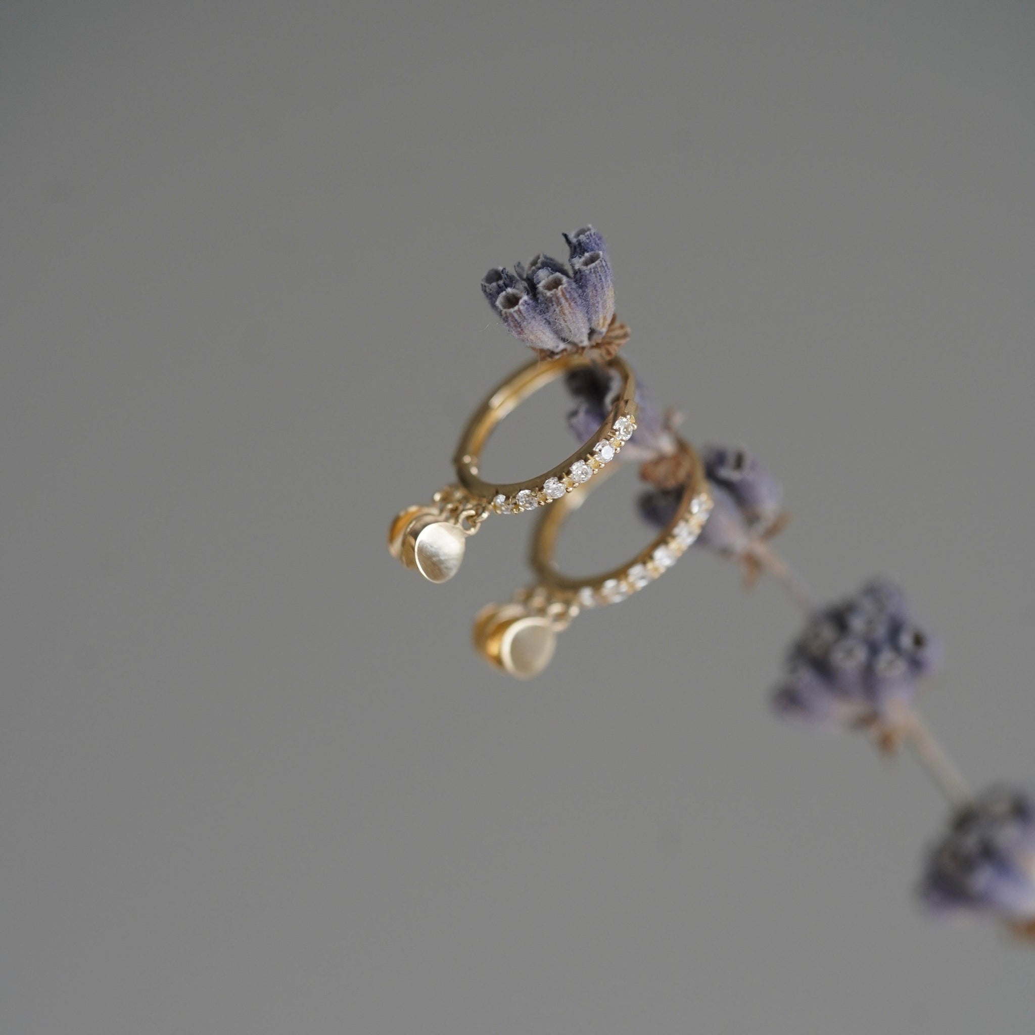 Boucles d'oreilles 9 carats avec pendentifs en forme de petites pièces de monnaie