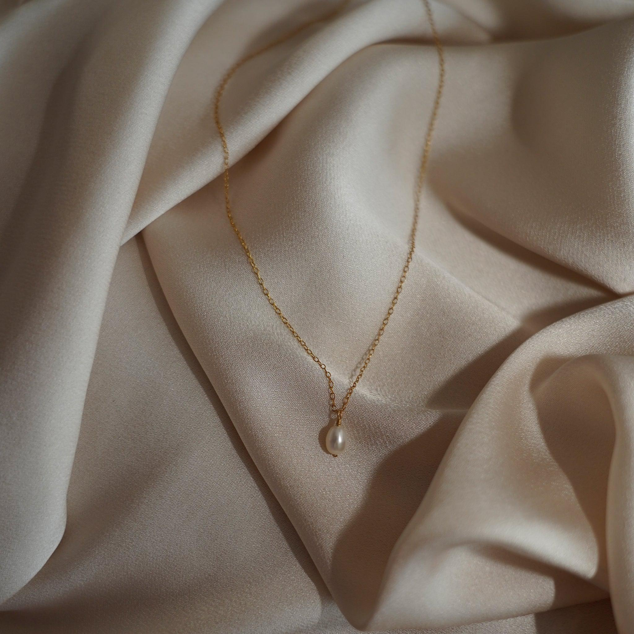 Collier avec pendentif en forme de petite perle