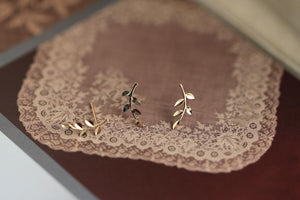 9 Karat Tiny Leaf Earrings